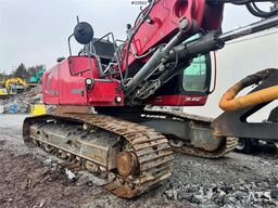 Liebherr R922 crawler excavator with digging bucket and 201