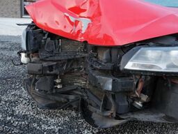VOLKSWAGEN Passat Variant Trendline BlueMotion Unfall