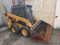 CATERPILLAR 226D3 Lader mit Schwergutschaufel
