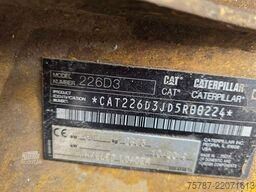 CATERPILLAR 226D3 Lader mit Schwergutschaufel
