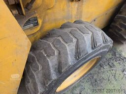 CATERPILLAR 226D3 Lader mit Schwergutschaufel