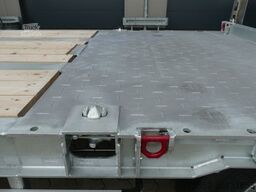 MÜLLER-MITTELTAL 3-Achs Plateau, luftgefedert, hydr. Rampen