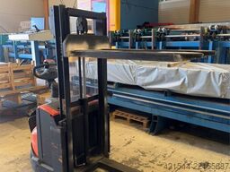 Linde SWE100 Pedestrian Pallet Stacker