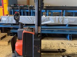 Linde SWE100 Pedestrian Pallet Stacker