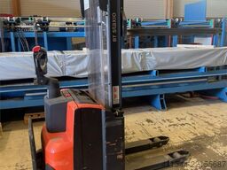 Linde SWE100 Pedestrian Pallet Stacker