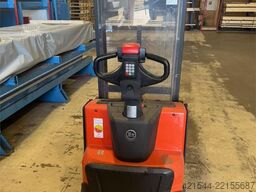 Linde SWE100 Pedestrian Pallet Stacker