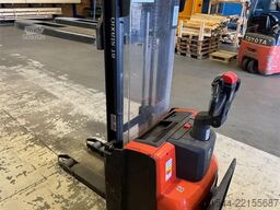 Linde SWE100 Pedestrian Pallet Stacker