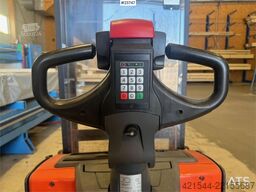 Linde SWE100 Pedestrian Pallet Stacker