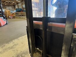 Linde SWE100 Pedestrian Pallet Stacker