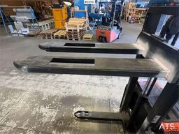 Linde SWE100 Pedestrian Pallet Stacker