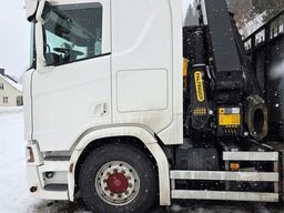 Scania R500 8x4 flatbed truck with 23 t/m Palfinger crane