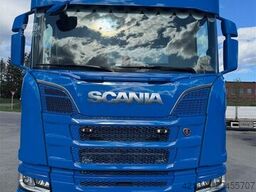 Scania R660 6x4 flatbed truck with rear-mounted 23 tonne-