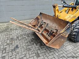 Caterpillar 907 H Bucket + Forks!