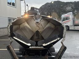 Bomag BF300 P-2 Asphalt Paver – 905 Hours – GPS