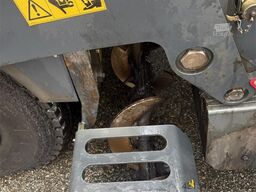 Bomag BF300 P-2 Asphalt Paver – 905 Hours – GPS