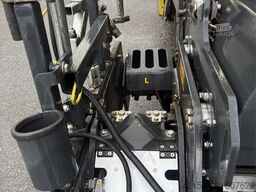 Bomag BF300 P-2 Asphalt Paver – 905 Hours – GPS