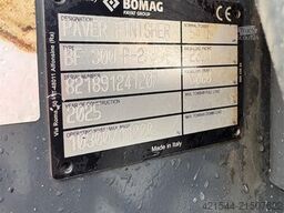 Bomag BF300 P-2 Asphalt Paver – 905 Hours – GPS
