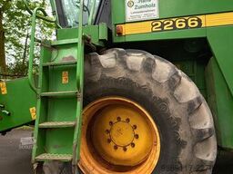 John Deere 2266