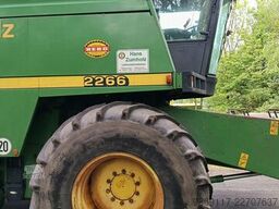 John Deere 2266