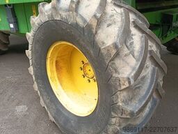 John Deere 2266