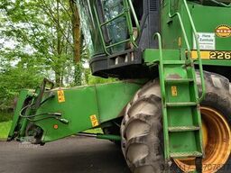 John Deere 2266