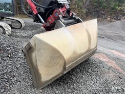 Hitachi ZX225USLC-5B excavator with Rototilt and 2 buckets