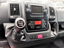 PEUGEOT Boxer 2.2HDI/121kw PRITSCHE 3,3M/ 7 SITZE/ AHK
