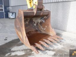 Komatsu PC490LC-11