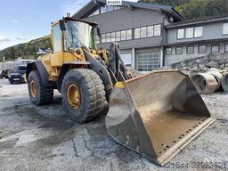 Volvo L120E Wheel Loader w/Bucket