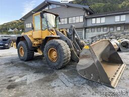 Volvo L120E Wheel Loader w/Bucket