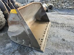 Volvo L120E Wheel Loader w/Bucket