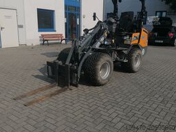 GIANT G2700 X-tra HD with loader bucket and palletfork