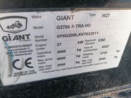 GIANT G2700 X-tra HD with loader bucket and palletfork