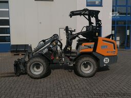 GIANT G2700 X-tra HD with loader bucket and palletfork