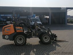 GIANT G2700 X-tra HD with loader bucket and palletfork