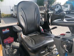 GIANT G2700 X-tra HD with loader bucket and palletfork