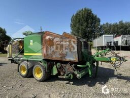 John Deere 744