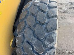 Komatsu WA320-8E0 wheel loader w/ lever steering and a buc