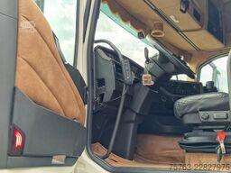 Volvo FH 13.500 Globetrotter 8x2*6 - 3 deck livestock...