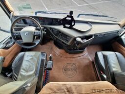 Volvo FH 13.500 Globetrotter 8x2*6 - 3 deck livestock...