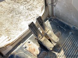 Liebherr R906 LC Litronic with two buckets