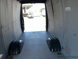 IVECO Daily 50C18HA8/P V 18m3 AUT LUFT NAVI AHK 3,5t
