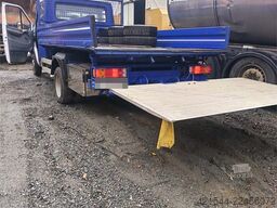 Mercedes-Benz 616 CDI 5-seater flatbed truck as a repair object