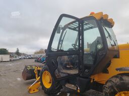 JCB 535-140 with forks and loading bucket