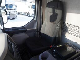 DAF LF 12.210 18-pallet container with tail