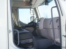 DAF LF 12.210 18-pallet container with tail