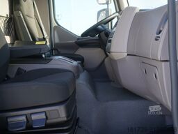 DAF LF 12.210 18-pallet container with tail