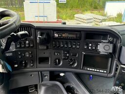 Scania R580 8x2 flatbed truck