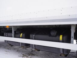 Renault D280 16T / Box truck 18 EPAL / Tail lift