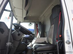 Renault D12 / Lamberet refrigerated truck / lift